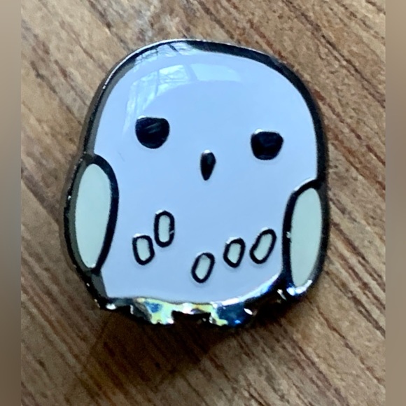 Officially Licensed Enameled Metal Chibi Hedwig HARRY POTTER Owl Badge Pin - Picture 6 of 11
